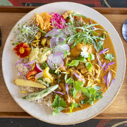 【東逗子】彩りと五味が広がる「ひるね」の玄米スパイスカレー。齊藤里娜さんの手作りランチ